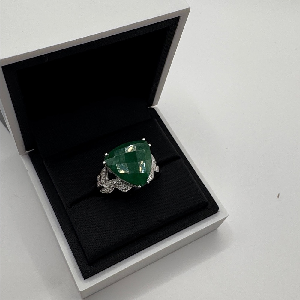 925 Silver Emerald ring with White topaz accent stones. Ring Size 7 - Picture 10 of 10